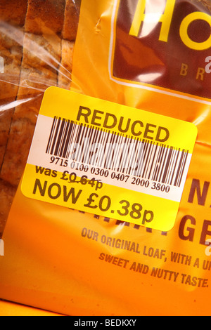Supermercato a prezzo ridotto etichetta alimentare un adesivo su una pagnotta di pane a causa di migliori prima la data scadenza Foto Stock