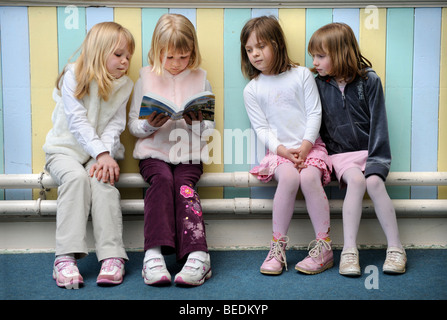 Un gruppo di quattro ragazze leggendo la Bibbia insieme ad una scuola domenicale di Regno Unito Foto Stock