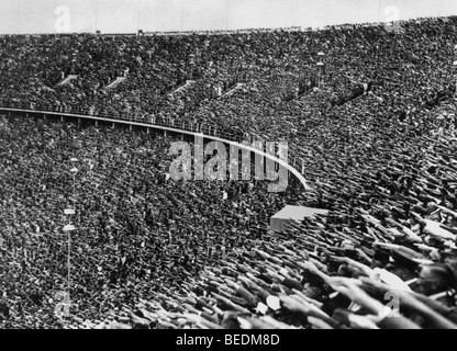 1936 Olimpiadi di Berlino - spettatori dare il saluto nazista Foto Stock