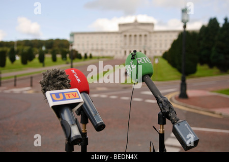 Microfoni da UTV, BBC Newsline e RTE esternamente agli edifici del Parlamento, Stormont, Belfast Foto Stock