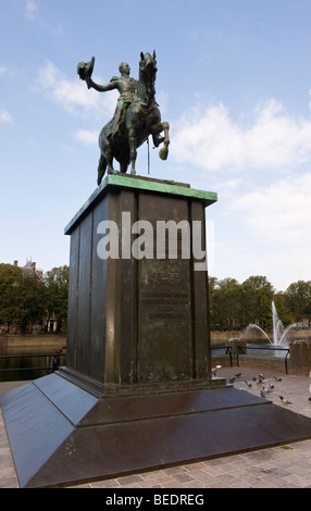 Statua e zoccolo di Re Guglielmo II dei Paesi Bassi a l'Aia (Den Haag) Paesi Bassi (Nederland) Europa Foto Stock