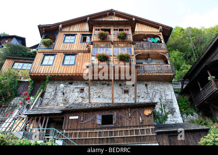 Tipica casa sul lago Hallstaetter, Hallstatt, Salzkammergut, Austria superiore, Austria, Europa Foto Stock