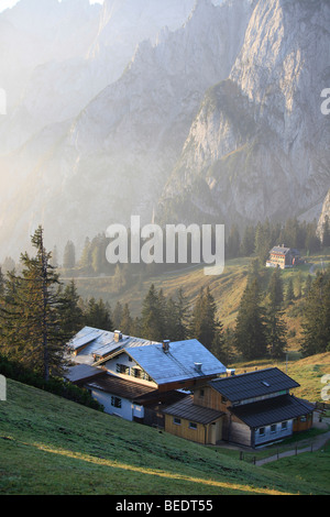 Sonnenalm capanna rifugio alpino nella luce del mattino, Zwieselalm, Salzkammergut, Austria superiore, Austria, Europa Foto Stock