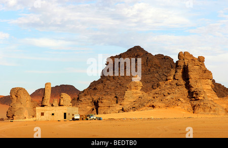 Caravanserai nelle torri di pietra arenaria della montagne Akakus nella regione del Fezzan nel Sahara, Africa Foto Stock