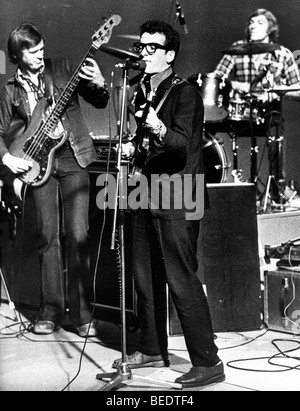 Il cantante Elvis Costello si esibisce in concerto Foto Stock