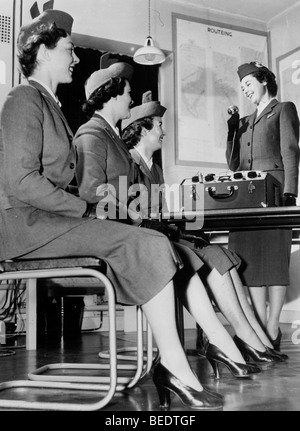 Mar 15, 1954; Londra, UK; come piani per rendere più rapido il British European Airways è trovare air hostess hanno meno tempo per i loro viaggi Foto Stock