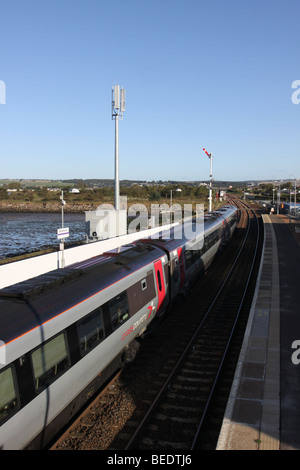 Vista in elevazione del treno a Montrose stazione ferroviaria, Angus, Scozia ottobre 2009 Foto Stock