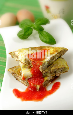 Frittata di melanzane con formaggio ricetta disponibile. Foto Stock