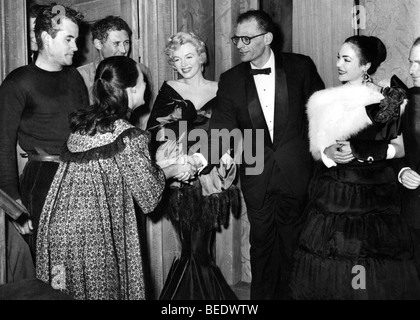 Marilyn Monroe e il marito Arthur Miller saluto amici Foto Stock