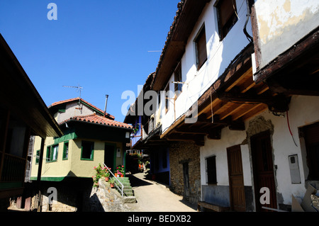 Case in una città in stile rustico nelle Asturie, Spagna Foto Stock