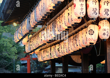 Lanterne di masterizzazione in il santuario Yasaka a Kyoto, Giappone, Asia orientale, Asia Foto Stock