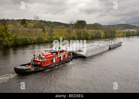 Il rimorchiatore Crow spingendo due chiatte di lavoro in direzione ovest sul Canale Erie Foto Stock