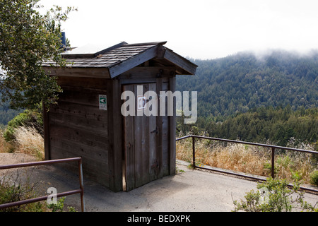 Un isolato, servizi igienici di base in alto su una montagna Foto Stock