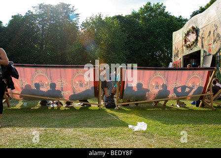 Silhouette di persone su sedie a Paradise Gardens Festival in Victoria Park a Hackney, a est di Londra Inghilterra Regno Unito 2009 Foto Stock