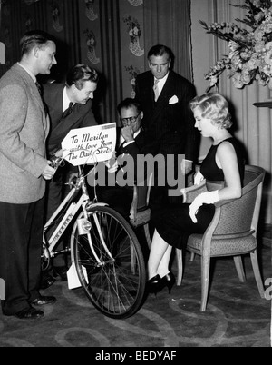 Starlet Marilyn Monroe ottiene un tanto voluto la bicicletta come un dono Foto Stock