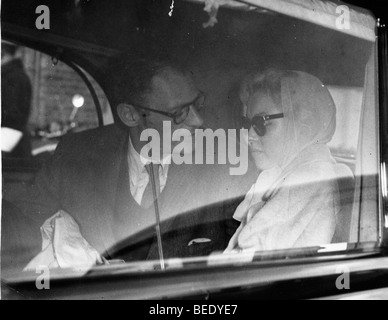 Marilyn Monroe che vede al via il marito Arthur Miller come egli capi per i membri Foto Stock