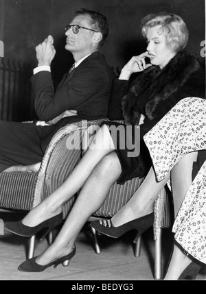 Starlet Marilyn Monroe con suo marito Arthur Miller al Comedy Theatre Foto Stock