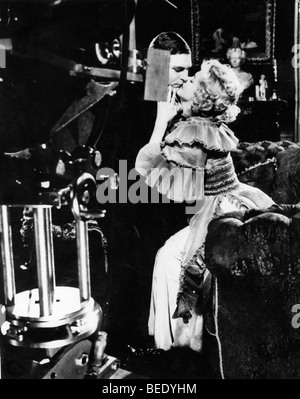 Sir Laurence Olivier e Marilyn Monroe condividono un bacio durante le riprese di "Sleeping Prince' Foto Stock