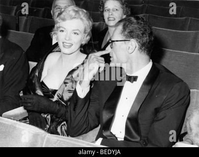 Starlet Marilyn Monroe con mio marito Arthur Miller al suo gioco "vista dal ponte' Foto Stock