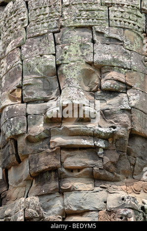 Enorme pietra scolpita a facce del Bodhisattva Lokeshvara o Avalokiteshvara, ingresso al Ta Prohm tempio di Angkor Thom, UNESCO Giornate mondiali Foto Stock