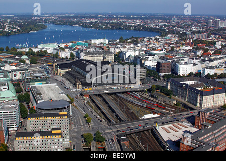 Panoramica della città del centro di Amburgo con la principale stazione ferroviaria, al centro e le barche a vela sul lago Alster, posteriore, Distretto di St. Foto Stock