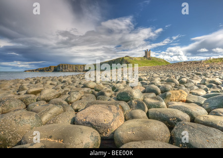 Immagine hdr di Dunstanburgh castello vicino Craster sulla costa nord est di Northumberland, England, Regno Unito Foto Stock