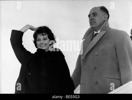 Attrice Sophia Loren in arrivo a Orly con suo marito Carlo Ponti Foto Stock