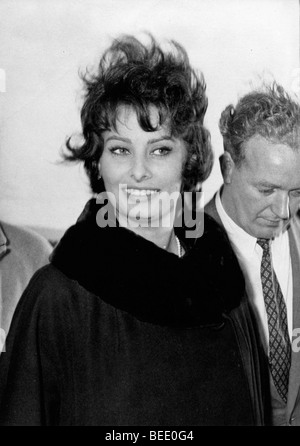 Attrice Sophia Loren che arrivano in Francia con il marito Carlo Ponti Foto Stock