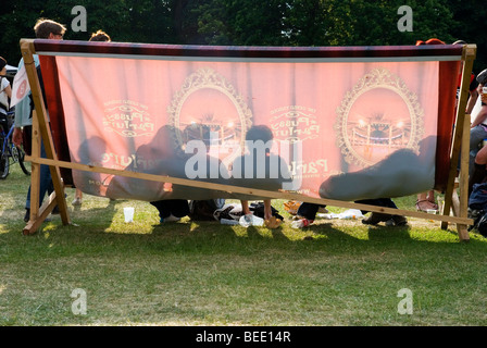 Silhouette di persone su sedie a Paradise Gardens Festival in Victoria Park a Hackney, a est di Londra Inghilterra Regno Unito 2009 Foto Stock