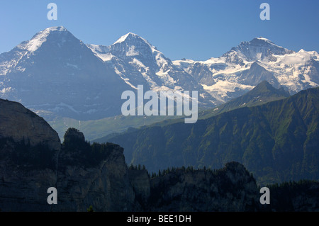 Panorama di montagna delle Alpi svizzere, con le vette Eiger, Moench e Jungfrau a Grindelwald, Oberland bernese, Svizzera, e Foto Stock