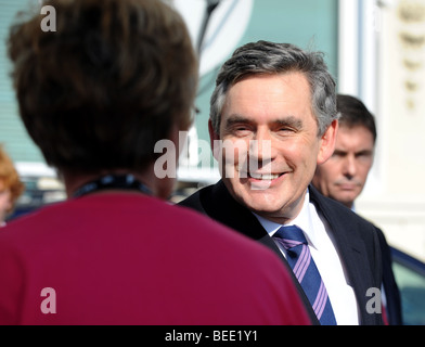 Il primo ministro britannico Gordon Brown sorridente come egli saluta la gente durante il Partito Laburista conferenza in Brighton 2009 Foto Stock