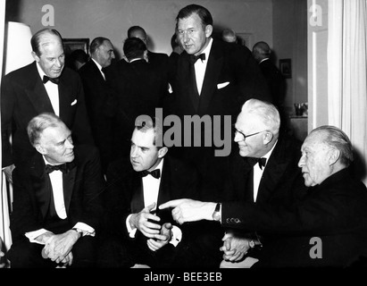 Konrad Adenauer presso l'Ambasciata Tedesca negli Stati Uniti per una festa Foto Stock