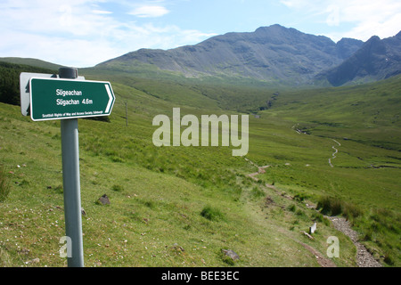 In Glen fragile, un segno per Sligachan sul percorso di un popolare percorso pedonale in Cuillin Hills, l'Isola di Skye in Scozia Foto Stock