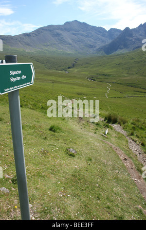 In Glen fragile, un segno per Sligachan sul percorso di un popolare percorso pedonale in Cuillin Hills, l'Isola di Skye in Scozia Foto Stock