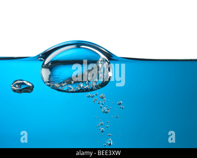 Bolla di ossigeno salgono verso la superficie dell'acqua Foto Stock