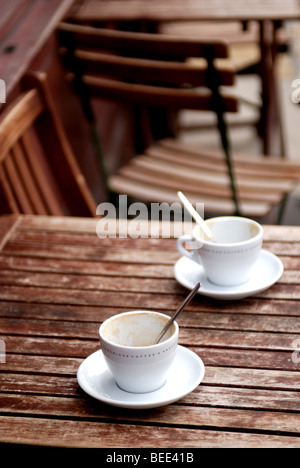 Immagine in bianco e nero di vuoto tazzine di caffè sul tavolo del bar IN SPITALFIELDS Foto Stock