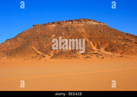 Pesantemente eroso rock hill nel Sahara, Libia, Africa Foto Stock