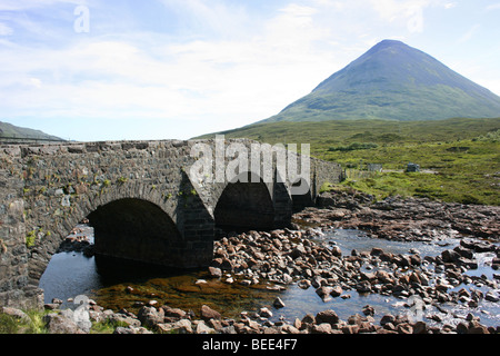 Il vecchio ponte sul fiume Sligachan, con Glamaig al di là della Red Hills, Isola di Skye in Scozia Foto Stock