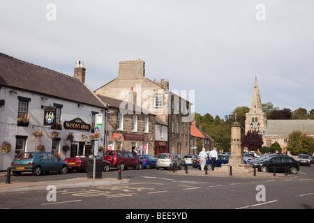 Occupato nel centro del paese di automobili parcheggiate. Warkworth, Northumberland, England, Regno Unito Foto Stock