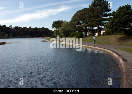 Immagine guardando verso nord lungo il sentiero del lago a Mooragh Park nell'Isola di Man, UK. Il parco è situato nella periferia di Ramsey Foto Stock