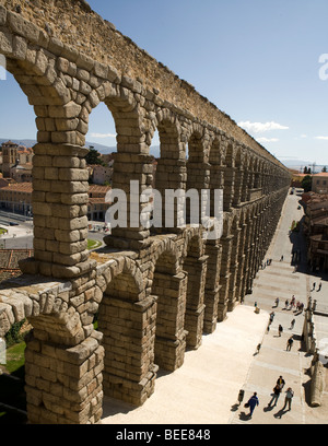 I turisti a Roman acqua di acquedotto, vista in elevazione, Segovia, Spagna Foto Stock