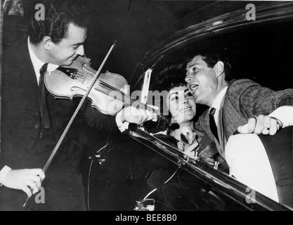 Il cantante Eddie Fisher serenate moglie Elizabeth Taylor Foto Stock