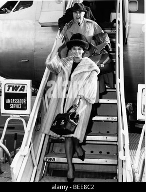 Attrice Sophia Loren in arrivo a New York con il marito Carlo Ponti Foto Stock