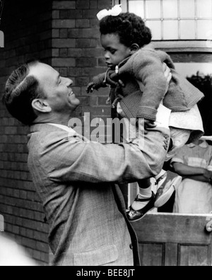 Frank Sinatra tenendo un bambino non vedente al Sunshine Home per non vedenti Foto Stock