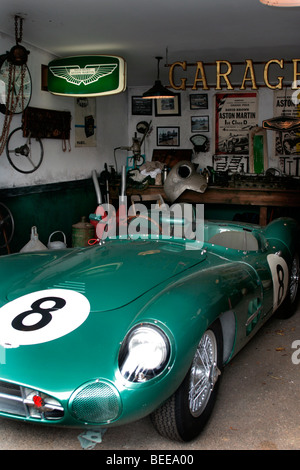 Racing Aston Martin DBR in per restauro al Goodwood garage Foto Stock