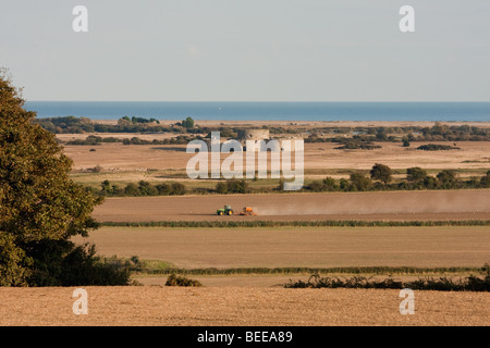 Vista della campagna inglese e vicino al castello di campanatura in Sussex England nel tardo pomeriggio di sole autunnale. Foto Stock