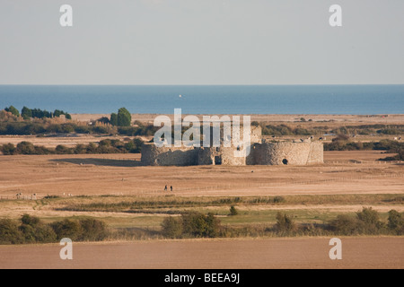 Castello di campanatura visto dalla collina nei pressi di segale, Sussex, nel tardo pomeriggio la luce del sole. Il canale inglese si siede al di là. Foto Stock