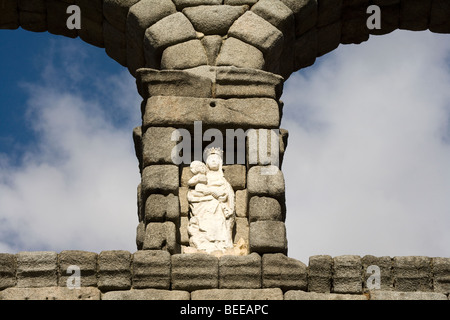 La statua della Vergine Maria e Gesù bambino su Roman acqua di acquedotto, dettaglio, Segovia, Spagna Foto Stock