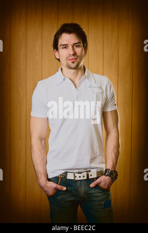 Uomo che indossa una camicia bianca e jeans, ritratto parziale Foto Stock