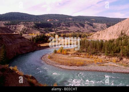 Chilcotin fiume che scorre attraverso il Canyon Farewell, Cariboo Chilcotin Regione, BC, British Columbia, Canada - Autunno Autunno / Paesaggio Foto Stock